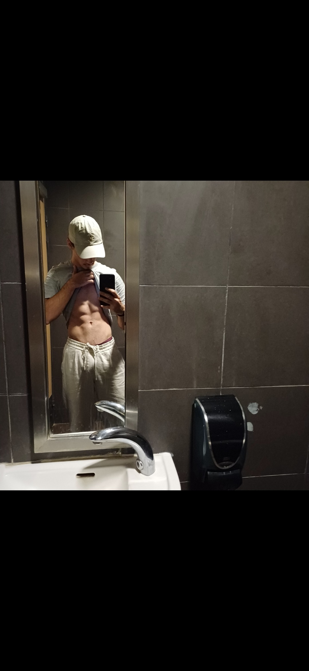 Profil de Akim, 21 ans, Groupe gay à Wergenstein