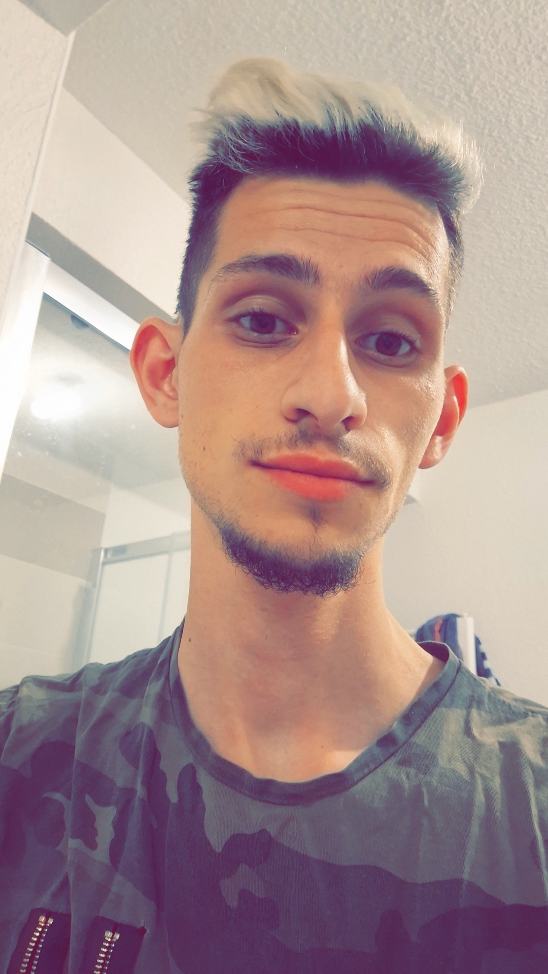 Profil de Djulian, 27 ans, Groupe gay à Surrein