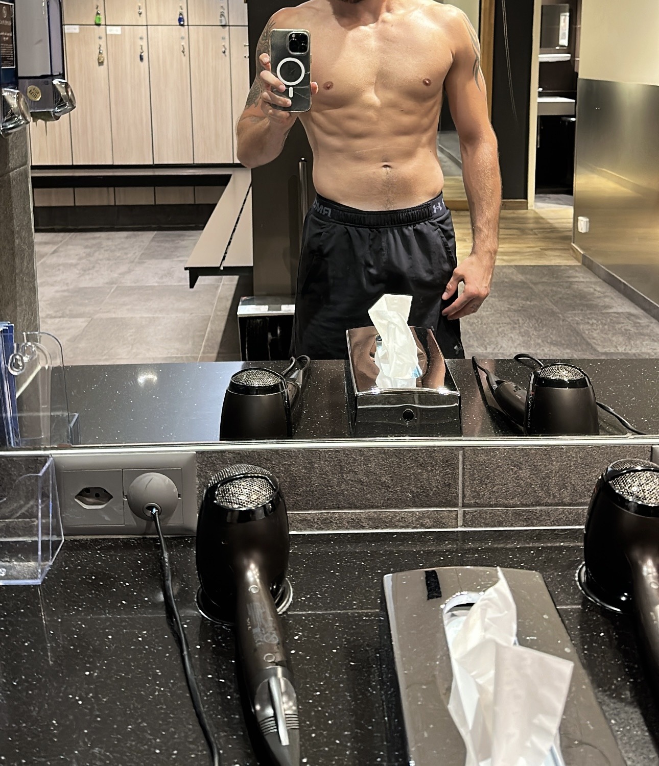 Profil de Azzedine, 27 ans, Groupe gay à Spruga