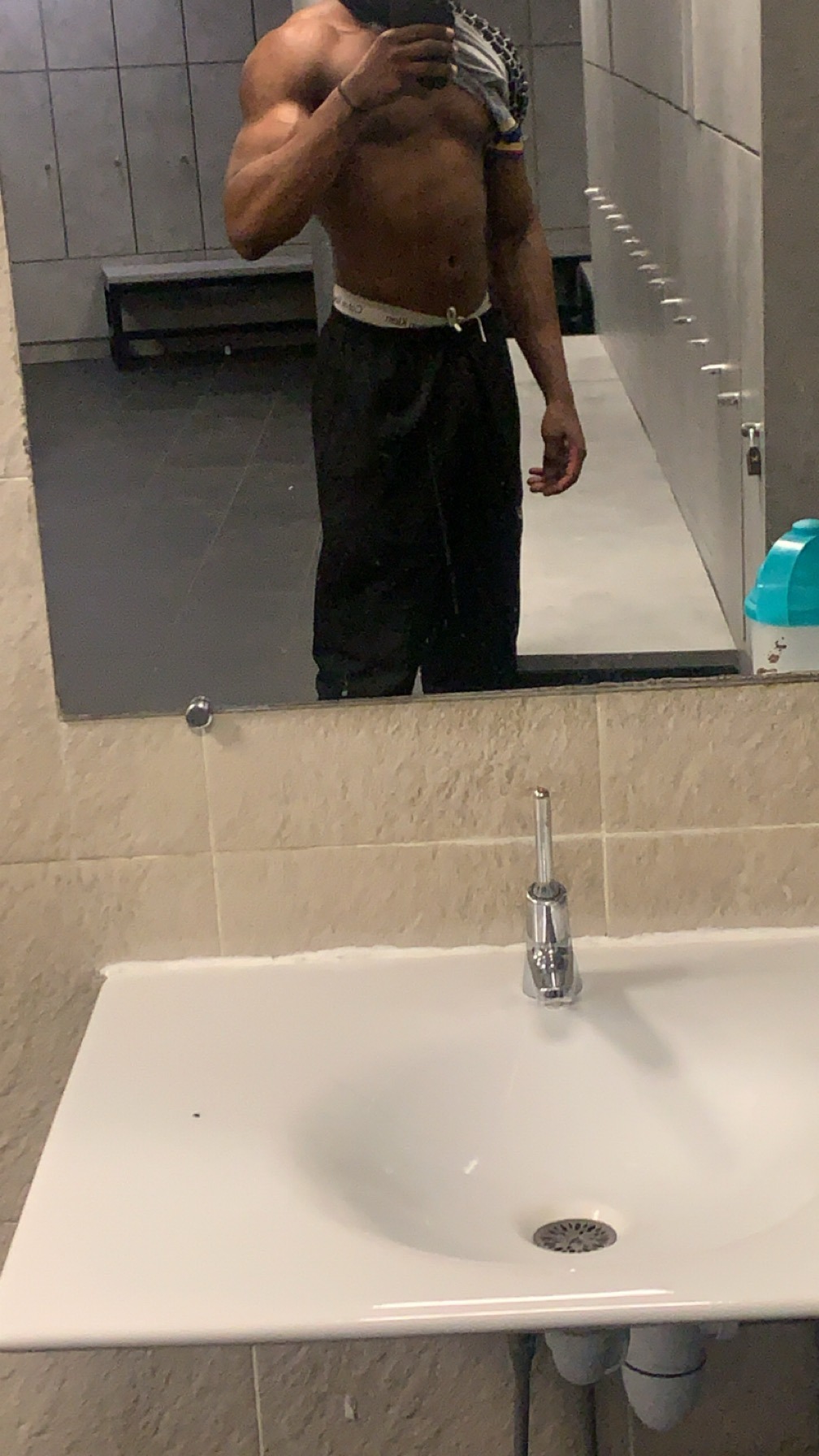 Profil de Dejan, 24 ans, Groupe gay à Uebeschi
