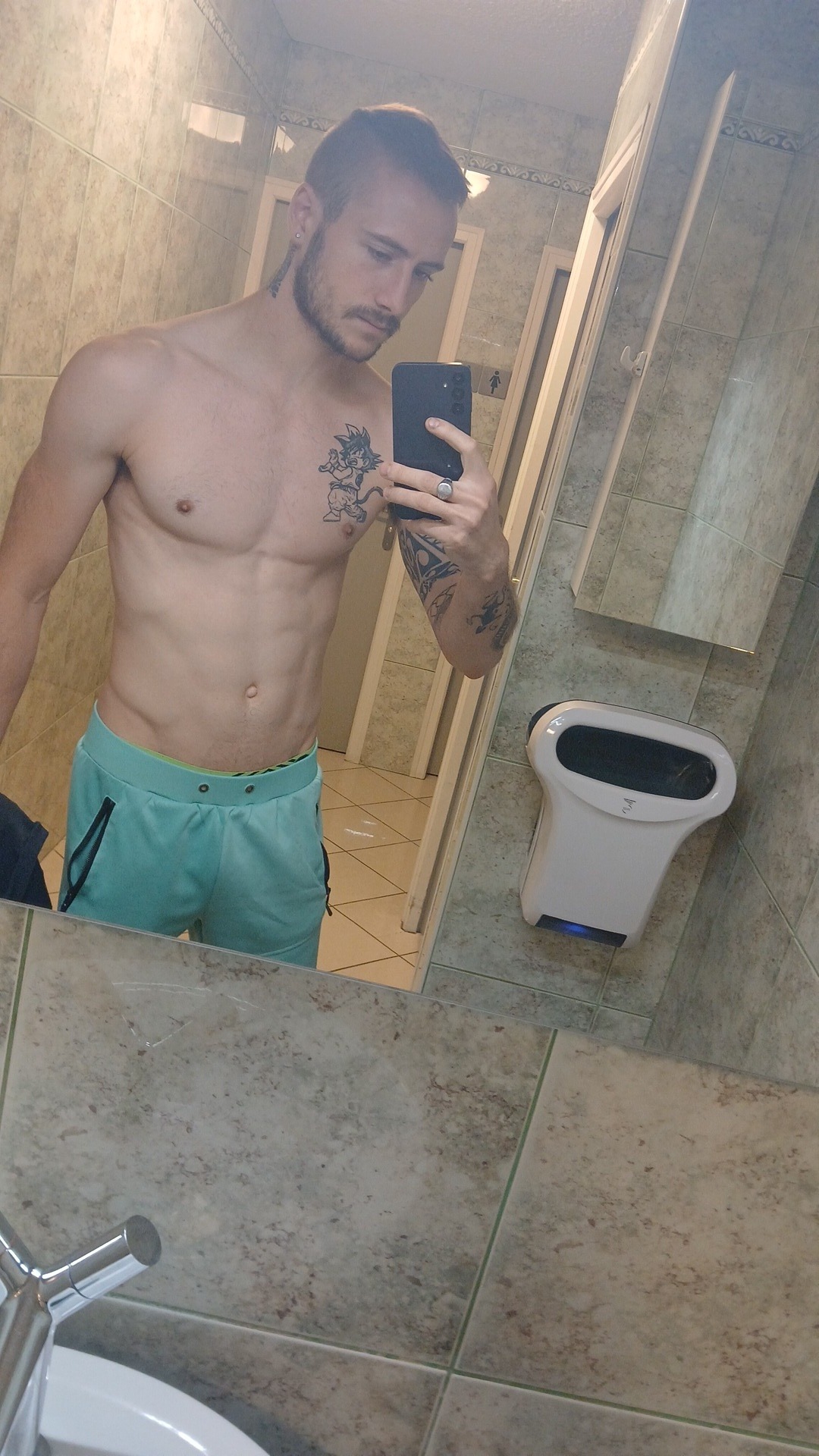 Profil de Léo, 22 ans, Groupe gay à Evilard